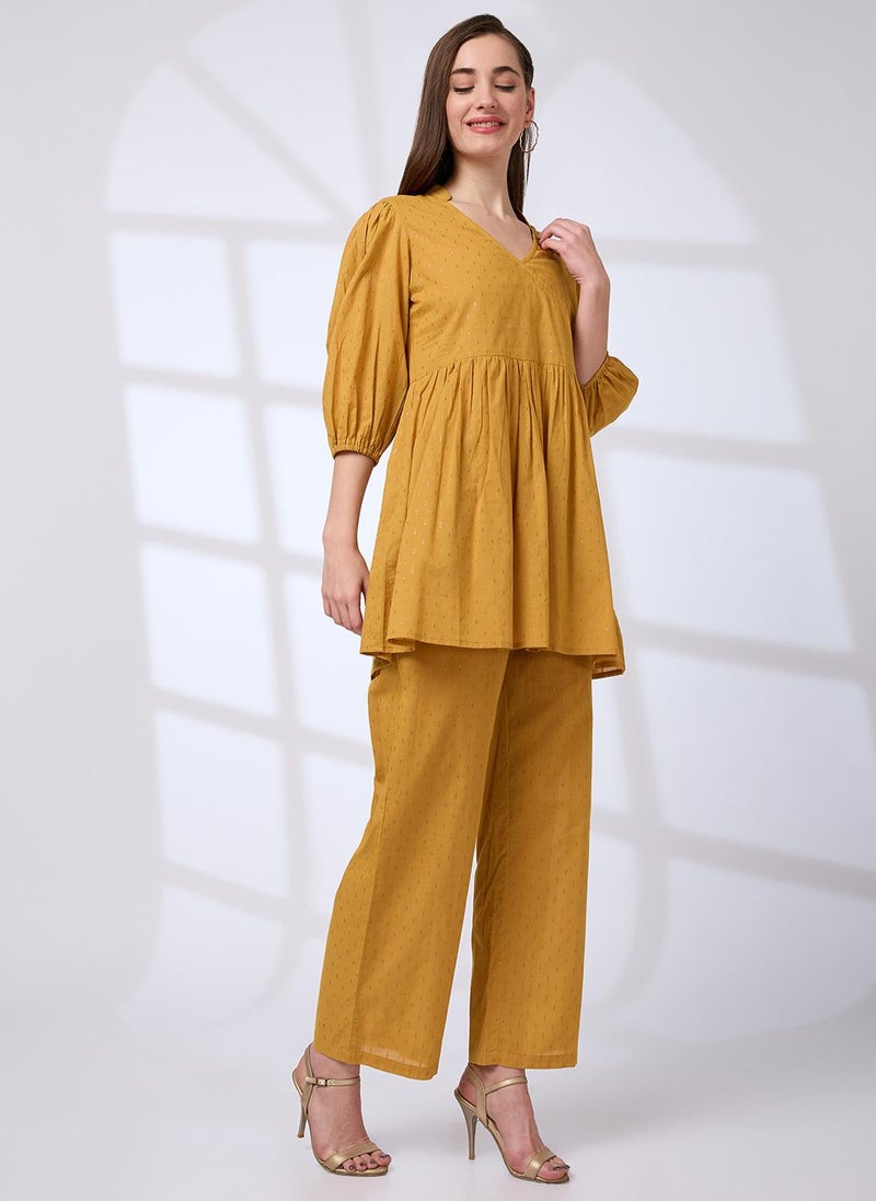 جلو باص طقم تونيك نسائي بياقة  وأكمام أسقفية وتفاصيل لامعة مع بنطال مستقيم للعمل - Image 3